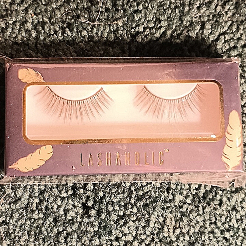 LASHAHOLIC LUXURY EYELASHES